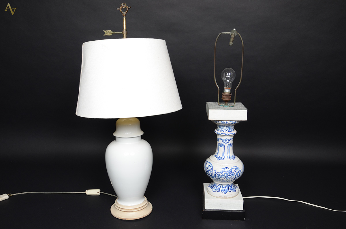 Dois abajoures, sendo um de ceramica azul e branca (altura 74 cm) e o...