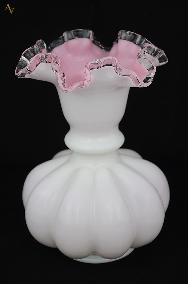 Vaso de opalina rosa em gomos. Altura 22 cm.