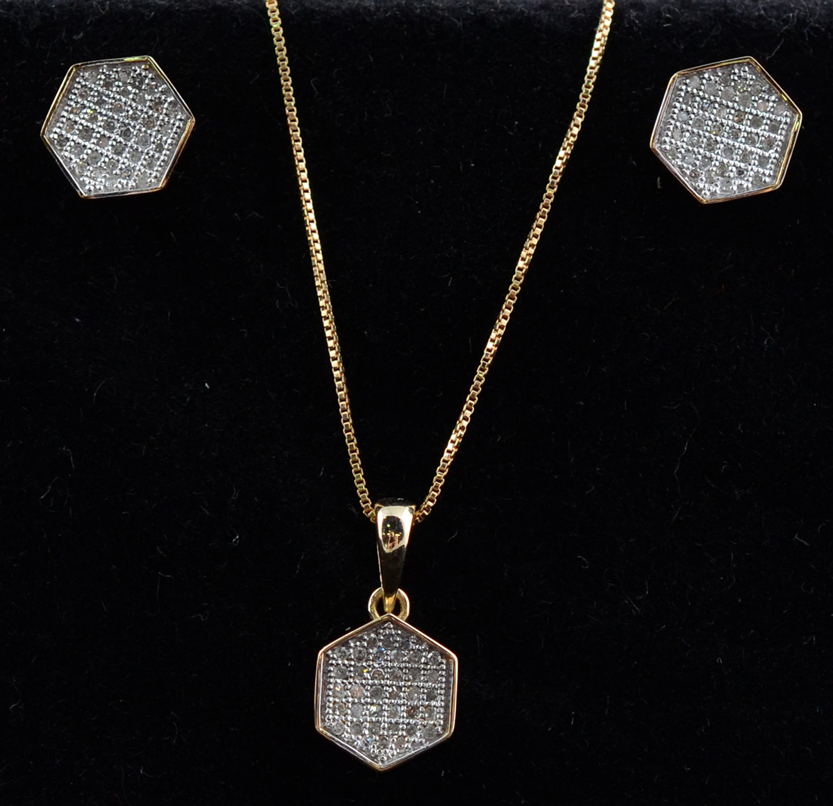 Conjunto de pingente e par de brincos, modelo sextavado, de ouro...