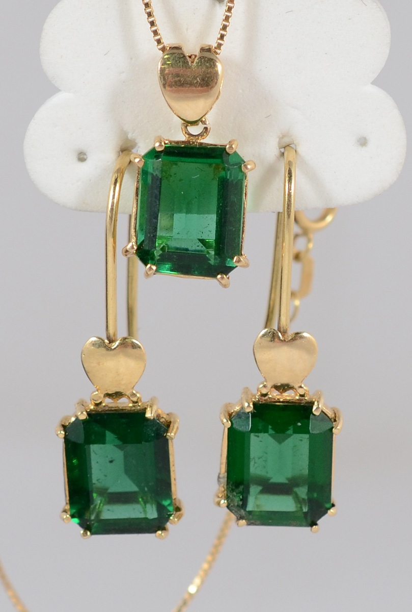 Conjunto de ouro 750 com par de brincos (altura 3 cm), colar...