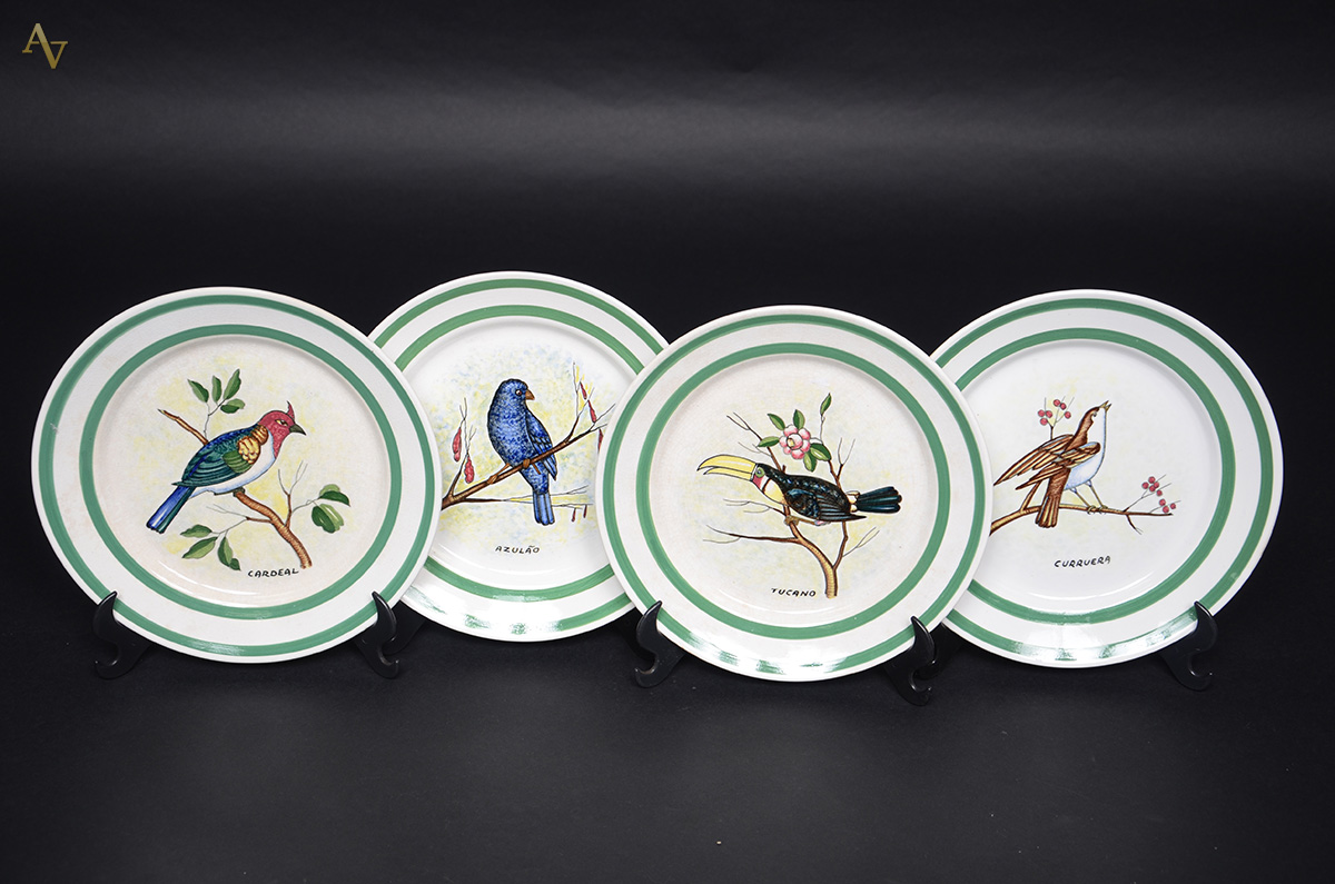 Quatro pratos de porcelana decorados com pássaros em policromia...