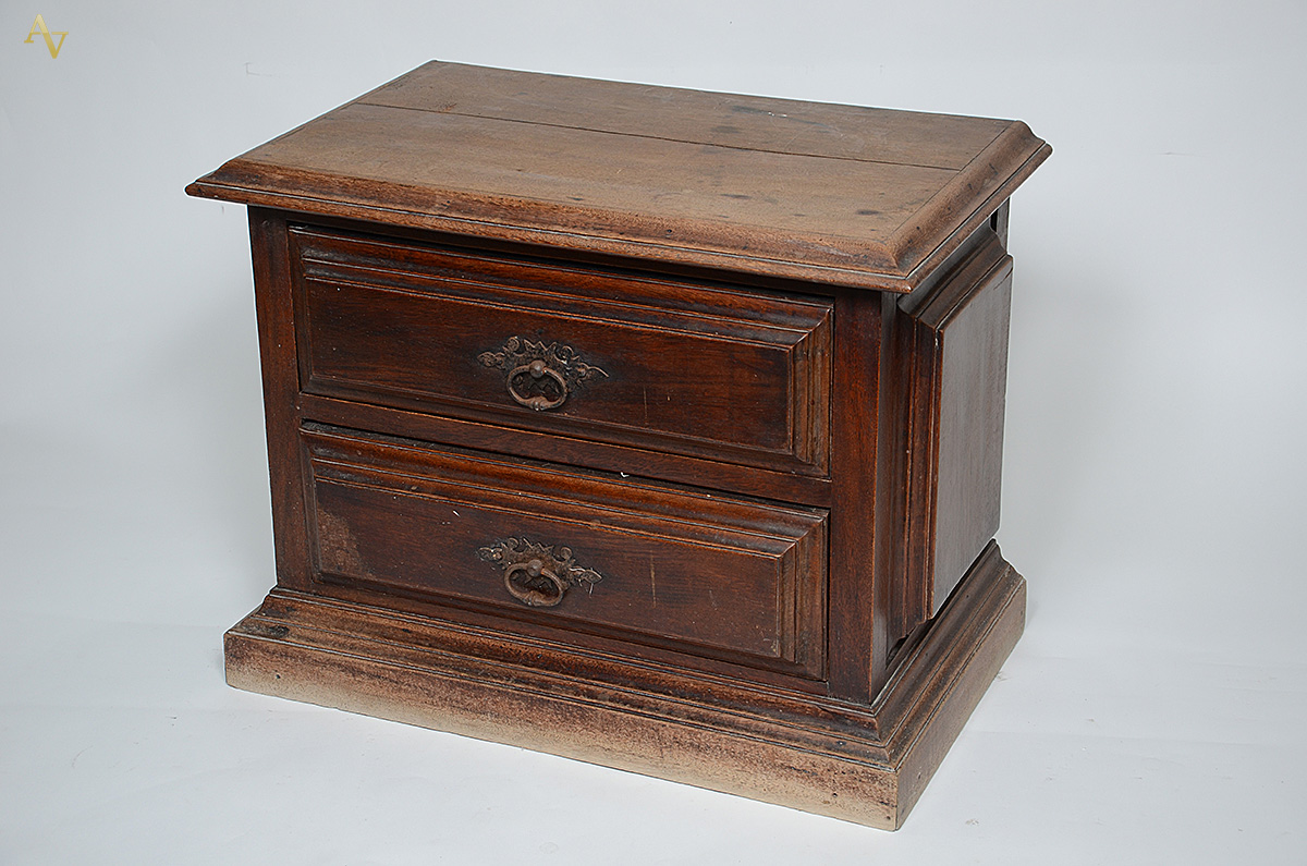 Mesa estilo colonial de madeira nobre com duas gavetas e puxadores de...