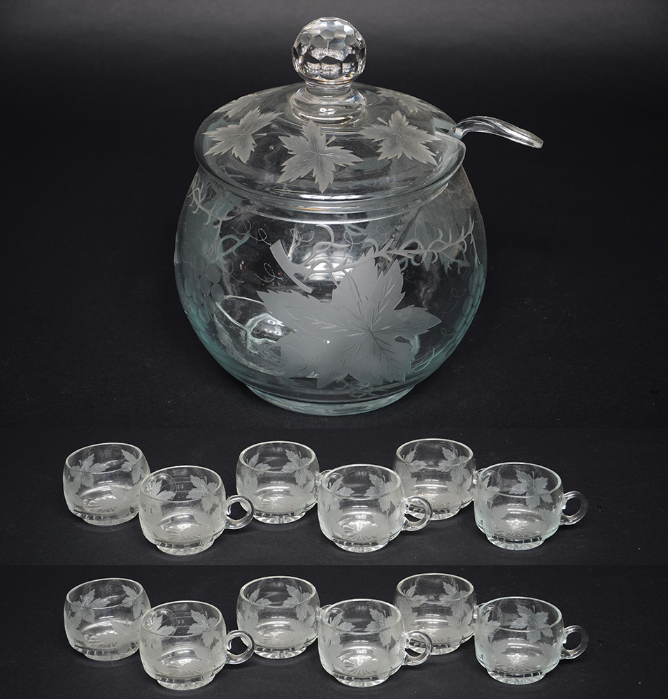 Poncheira em demi cristal com folhas foscas, acompanham 12 canecas e...