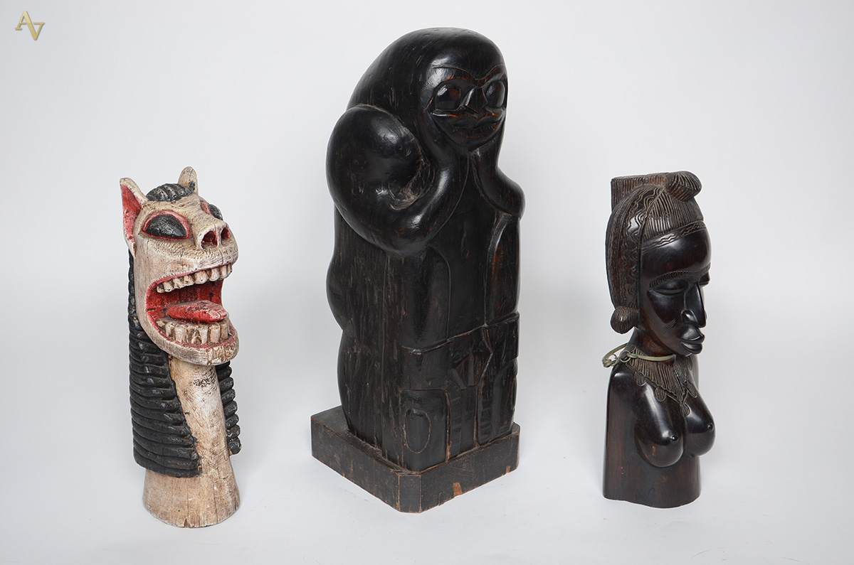 Três peças, sendo duas figuras em madeira entalhada (alturas 40 cm e... - foto 1 de 2