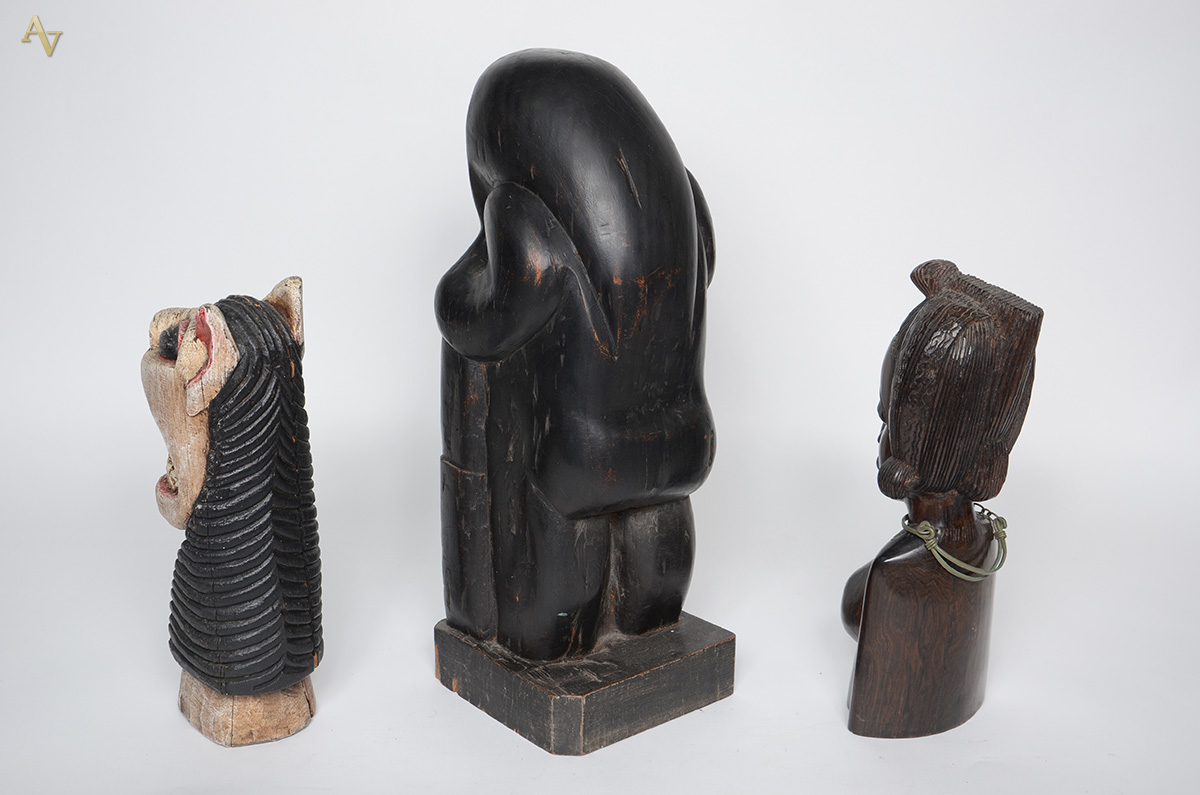 Três peças, sendo duas figuras em madeira entalhada (alturas 40 cm e... - foto 2 de 2