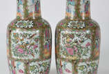 Par de antigos vasos de porcelana chinesa famíl... - Par de antigos vasos de porcelana chinesa família rosa (um deles com restauro)