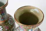 Par de antigos vasos de porcelana chinesa famíl... - Par de antigos vasos de porcelana chinesa família rosa (um deles com restauro)