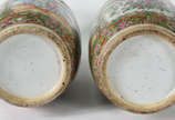 Par de antigos vasos de porcelana chinesa famíl... - Par de antigos vasos de porcelana chinesa família rosa (um deles com restauro)