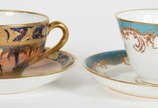 Duas xícaras de chá em porcelana, sendo uma jap... - Duas xícaras de chá em porcelana, sendo uma japonesa decorada com cena do deserto em policromia e dourado, e outra francesa com guirlandas , bor...