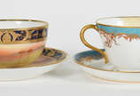 Duas xícaras de chá em porcelana, sendo uma jap... - Duas xícaras de chá em porcelana, sendo uma japonesa decorada com cena do deserto em policromia e dourado, e outra francesa com guirlandas , bor...