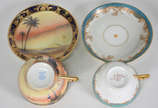 Duas xícaras de chá em porcelana, sendo uma jap... - Duas xícaras de chá em porcelana, sendo uma japonesa decorada com cena do deserto em policromia e dourado, e outra francesa com guirlandas , bor...