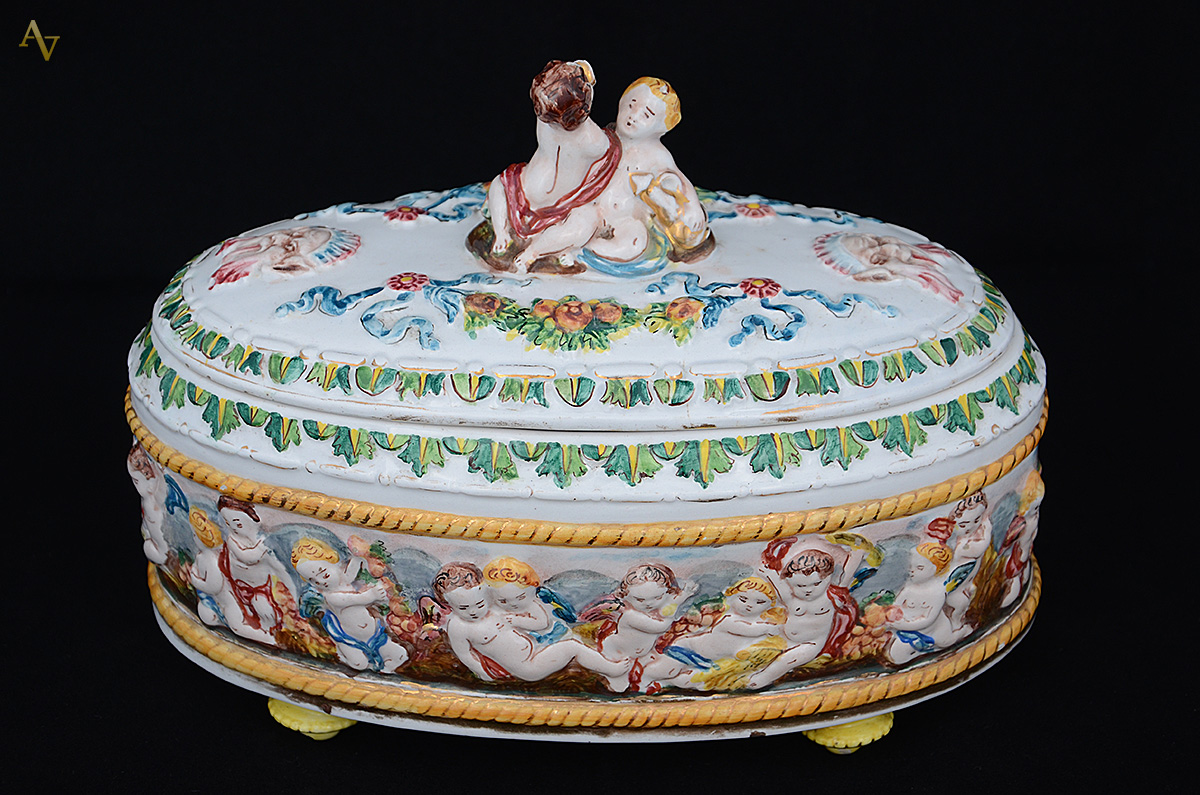 Caixa oval de porcelana italiana Capodimonte decorada com figuras em... - foto 1 de 2