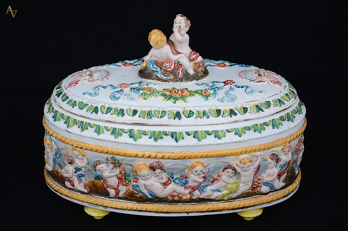 Caixa oval de porcelana italiana Capodimonte decorada com figuras em... - foto 2 de 2