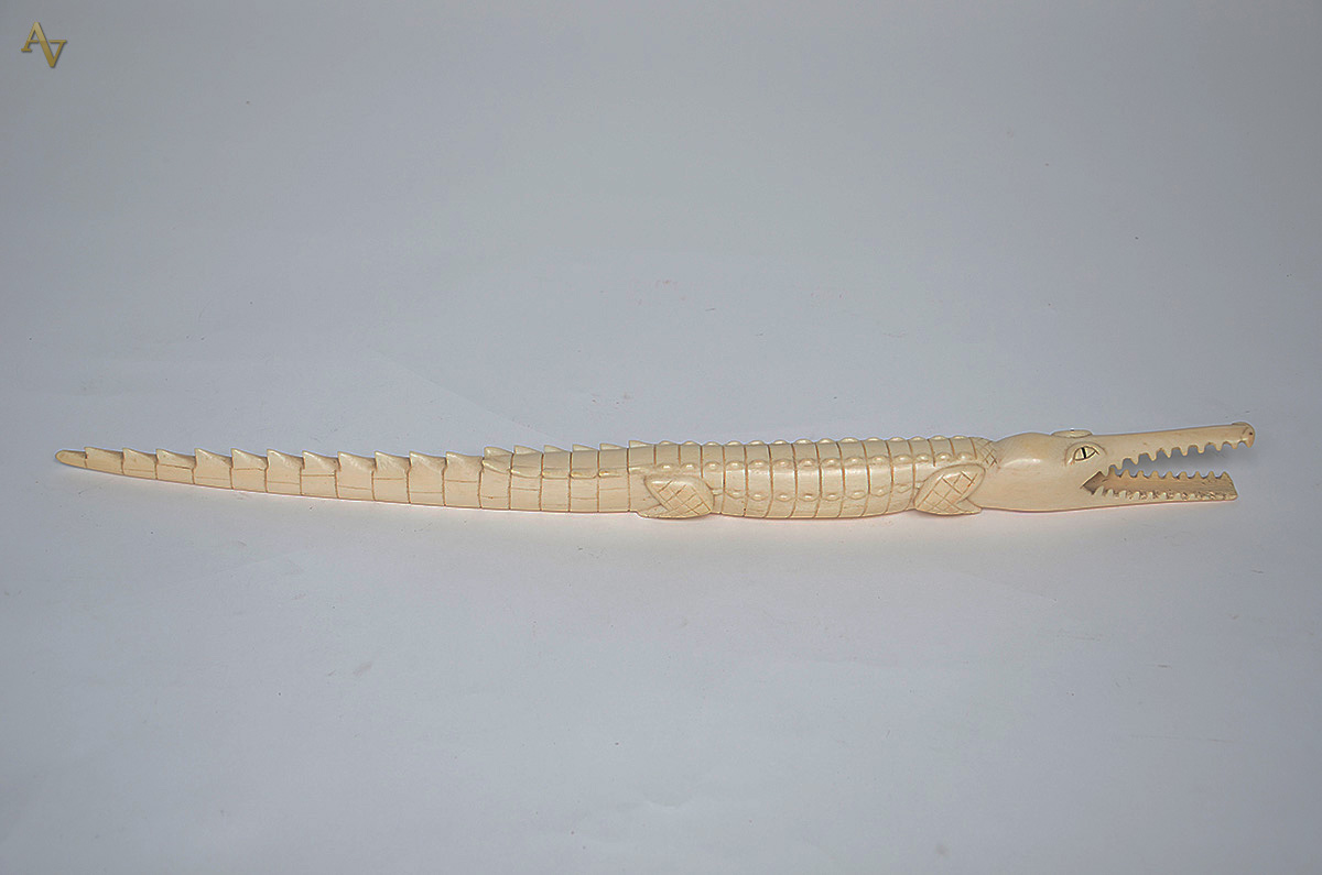 Escultura de marfim representando jacaré. Comprimento 58 cm. - foto 2 de 2