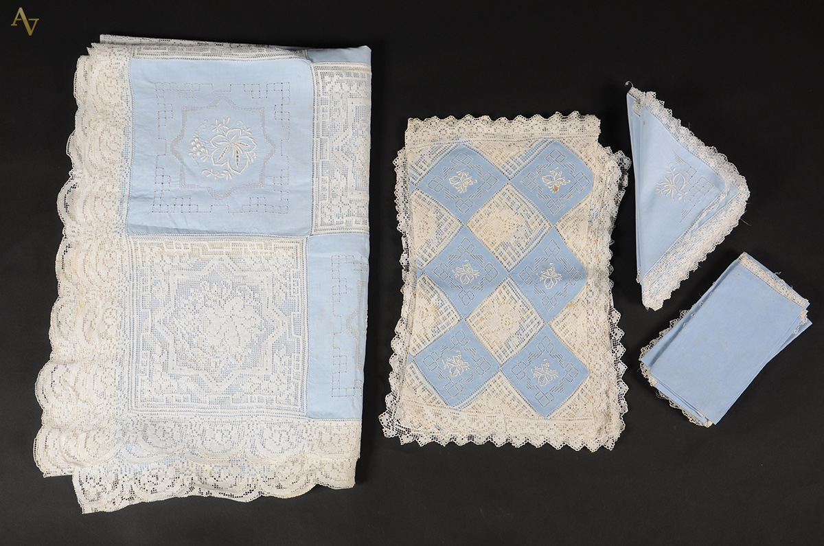 Conjunto com 25 peças, sendo uma toalha azul de linho com renda...