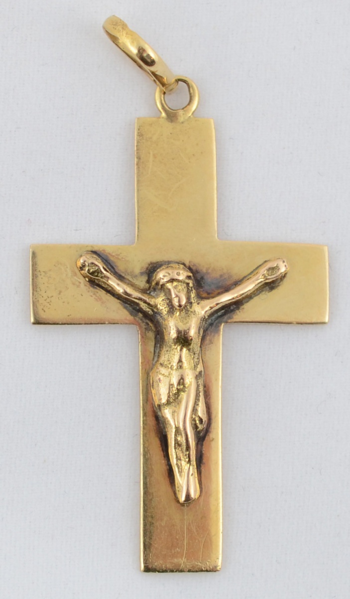 Pendente em forma de crucifixo em ouro 18 k. Peso total 9,6 g...