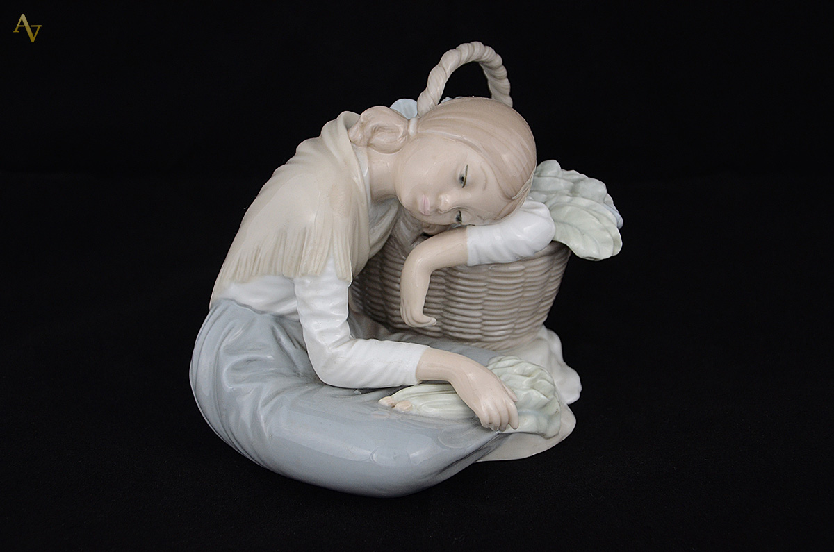 LLADRO - Escultura de porcelana representando menina com cesto de... - foto 1 de 2