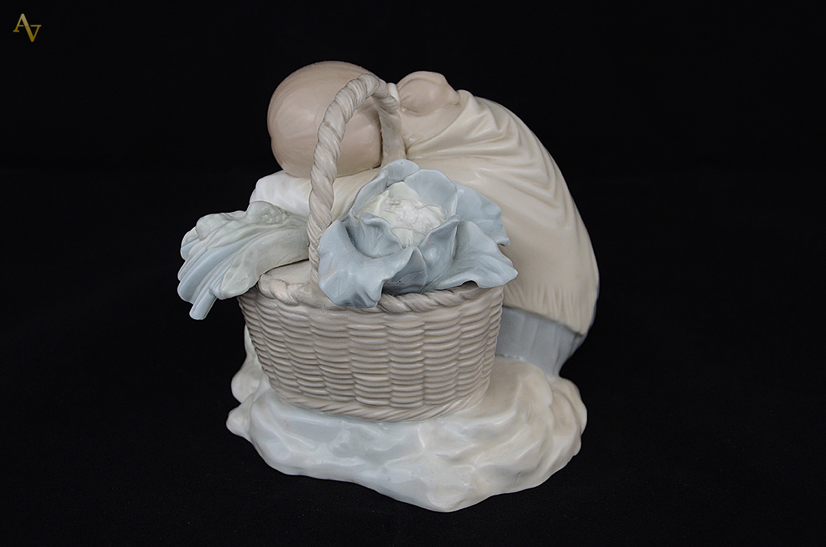 LLADRO - Escultura de porcelana representando menina com cesto de... - foto 2 de 2