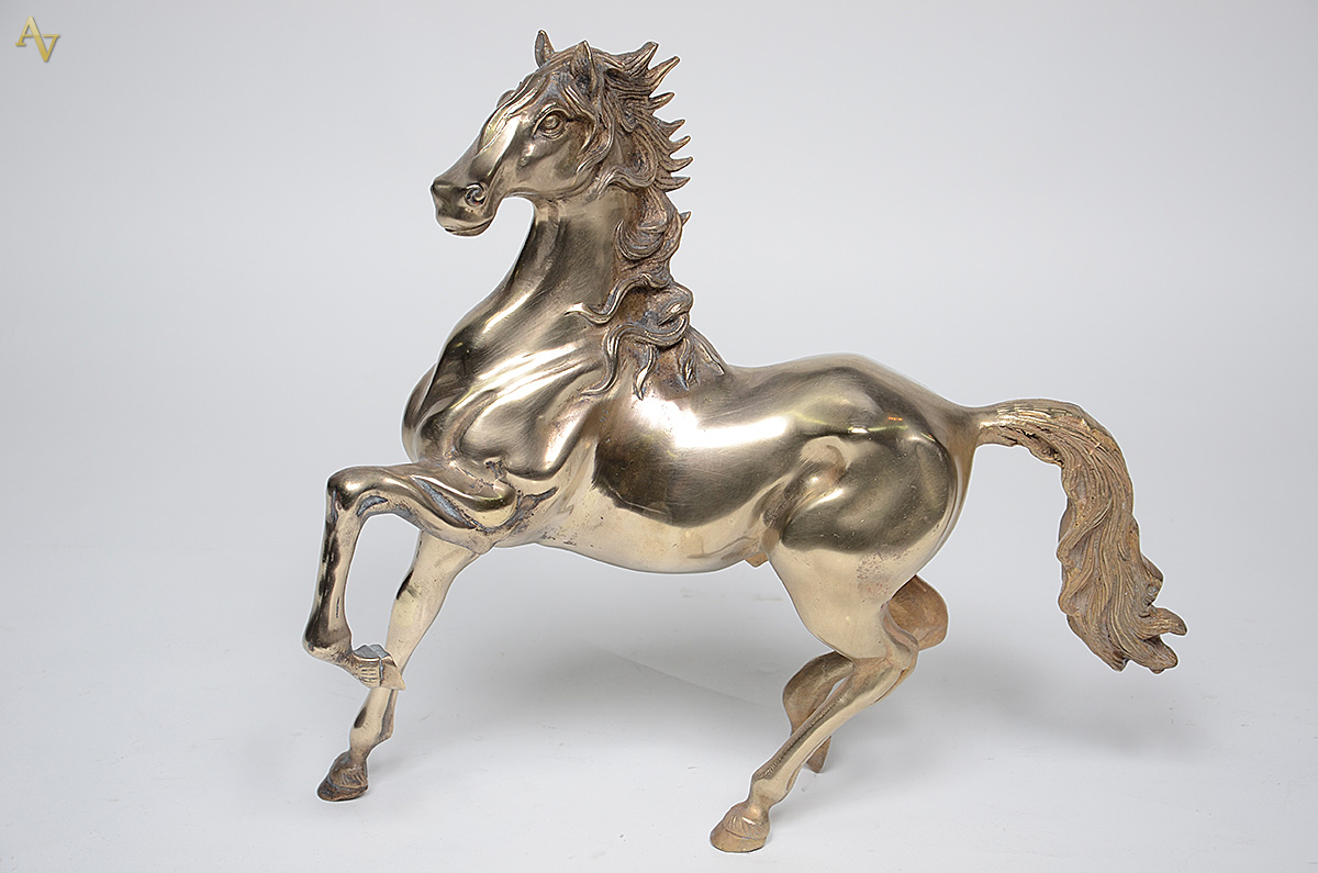 Escultura de bronze representando cavalo. Altura 41 cm. - foto 1 de 2