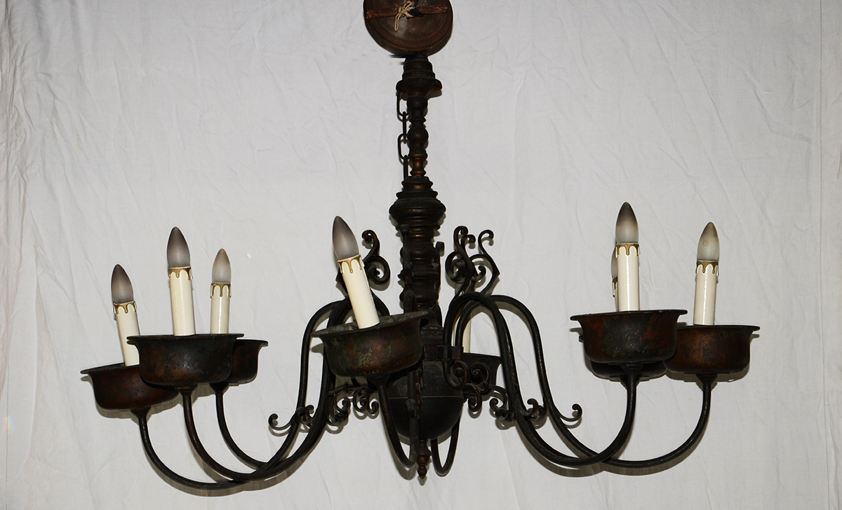 Lustre de metal estilo holandes para 8 luzes. Diâmetro 1,14 m.