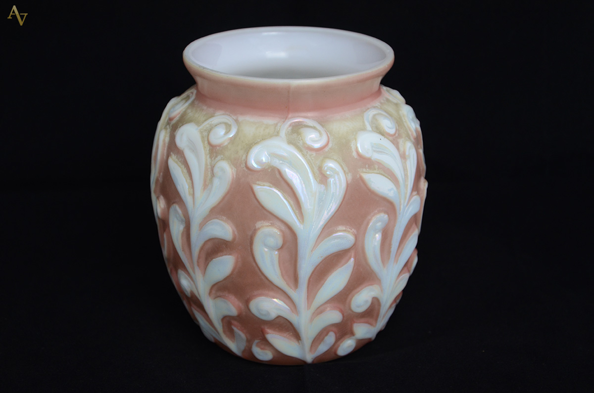 Vaso francês de opalina iridizada com folhas em relevo. Altura 15 cm.
