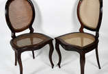 Par de cadeiras feitio medalhão de madeira nobr... - Par de cadeiras feitio medalhão de madeira nobre, forração de palhinha.
