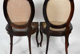 Par de cadeiras feitio medalhão de madeira nobr... - Par de cadeiras feitio medalhão de madeira nobre, forração de palhinha.