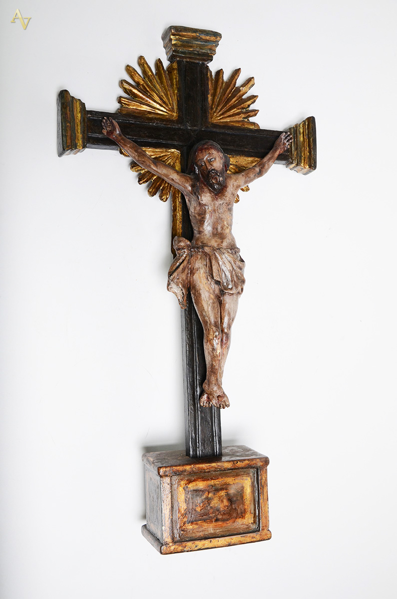 Crucifico de madeira. Medidas 41 x 77 cm (solto).