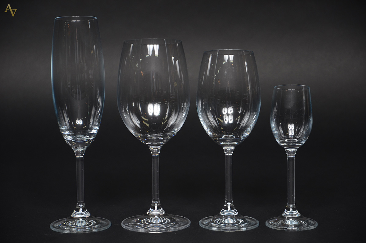 Conjunto com 24 cálices tchecos, sendo 6 flutes, 6 para vinho, 6 para...