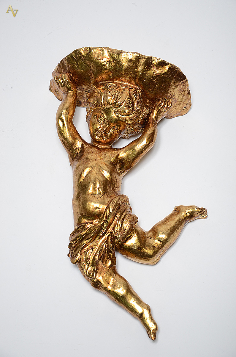 Anjo de terracota dourado. Altura 43 cm.