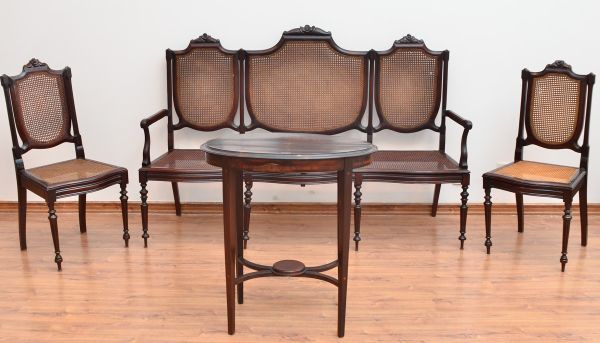 Conjunto para sala de visitas, composto de sofá de três lugares, par...
