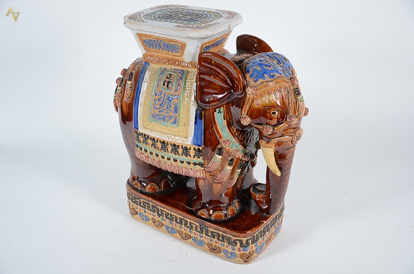 Elefante de porcelana policromada com tampo de vidro. Altura 60 cm. - foto 2 de 2