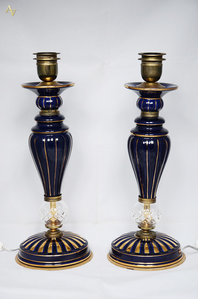 Par de abajoures de porcelana azul cobalto e cristal. Altura 42 cm...