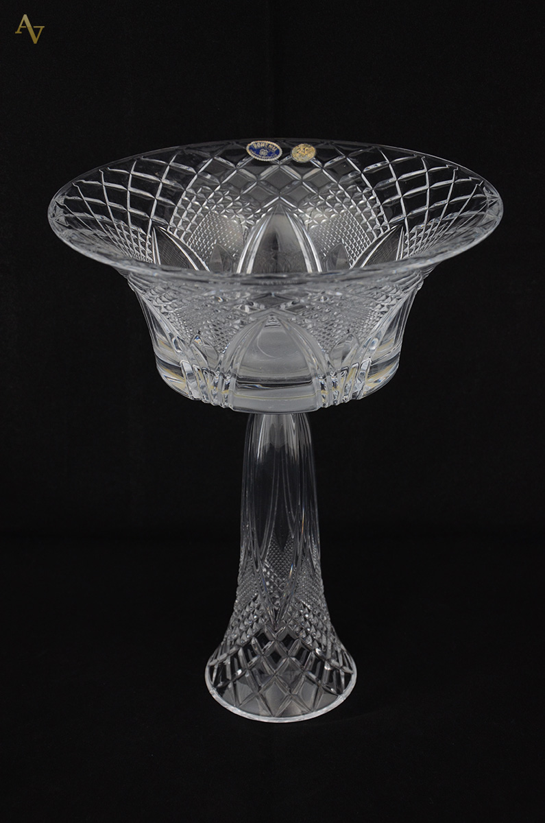 Fruteira de cristal da Bohemia com pé. Altura 29 cm e diâmetro 22 cm.