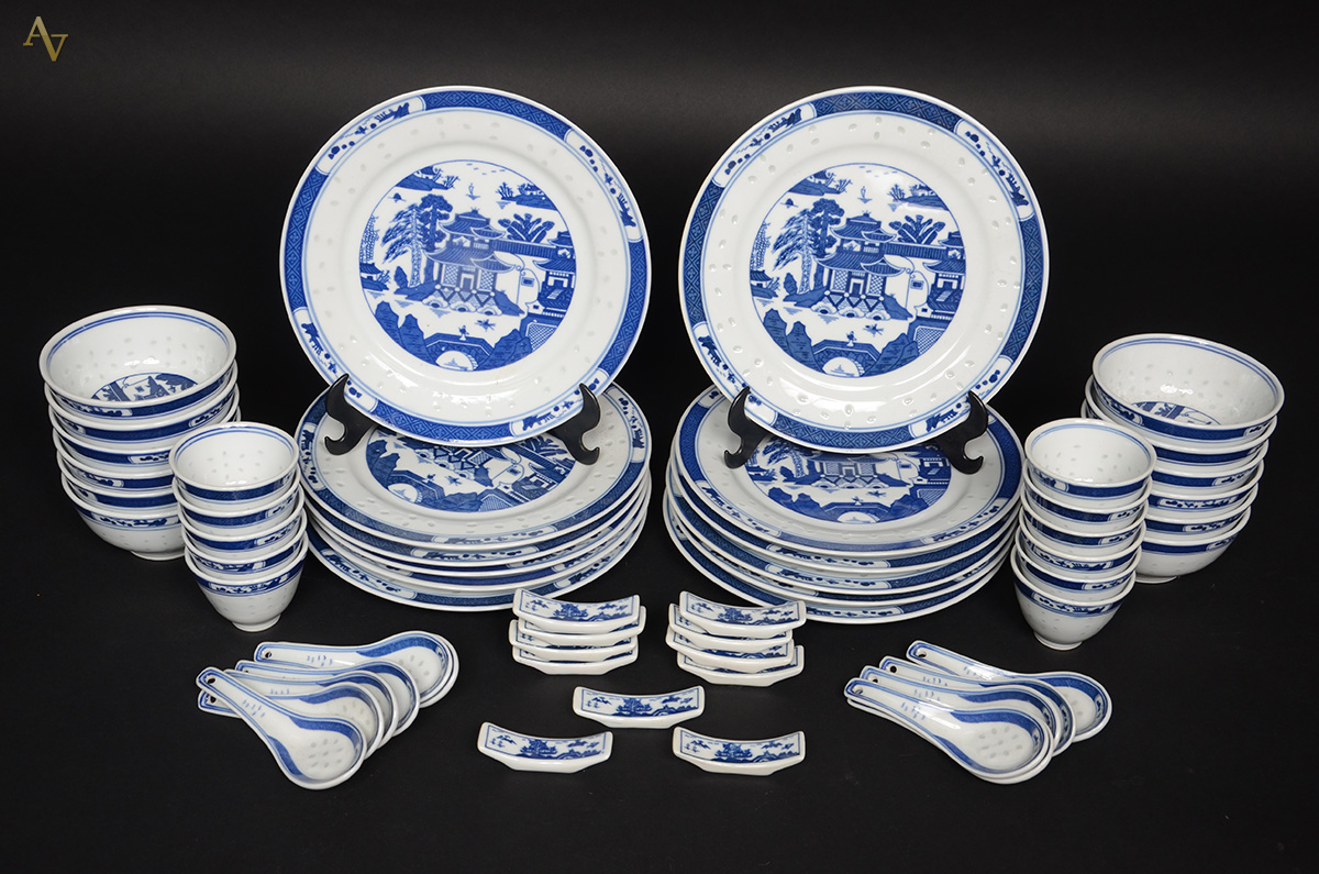 Serviço de jantar de porcelana oriental, sendo: 12 pratos, 12 bowls...