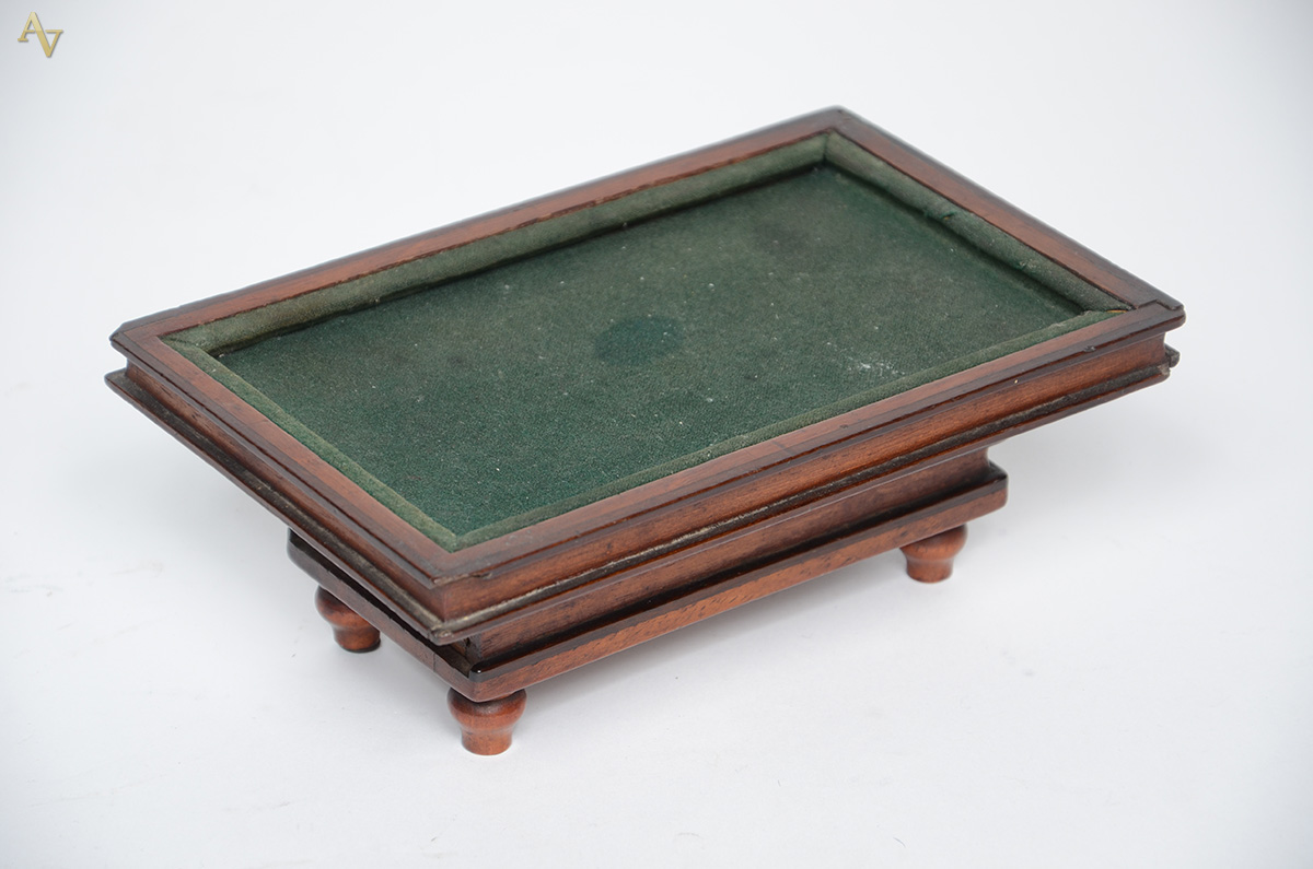 Miniatura de mesa de bilhar em cedro e jacarandá. Medidas 15 x 24 cm... - foto 1 de 2