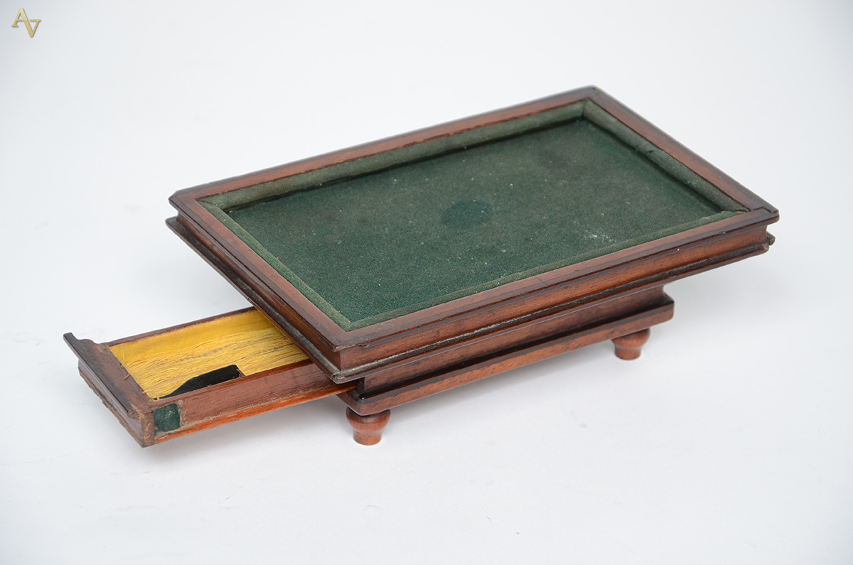 Miniatura de mesa de bilhar em cedro e jacarandá. Medidas 15 x 24 cm... - foto 2 de 2