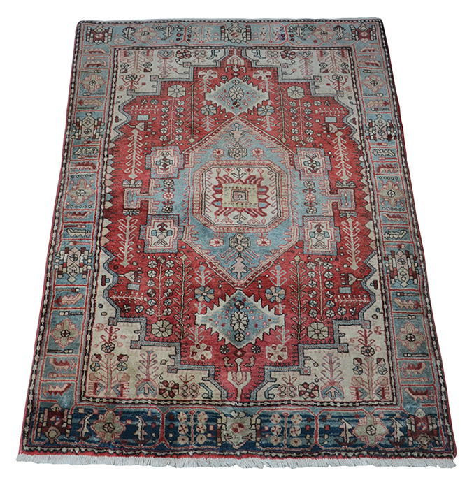 Tapete Kasak. Medidas 2,03 x 1,34 m.