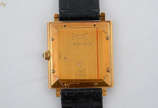 PIAGET MÉCANIQUE - Relógio masculino, caixa qua... - PIAGET MÉCANIQUE - Relógio masculino, caixa quadrada com 3,4 x 3,4 cm de ouro amarelo 18 k 750, mostrador branco com algarismos romanos, visor c...