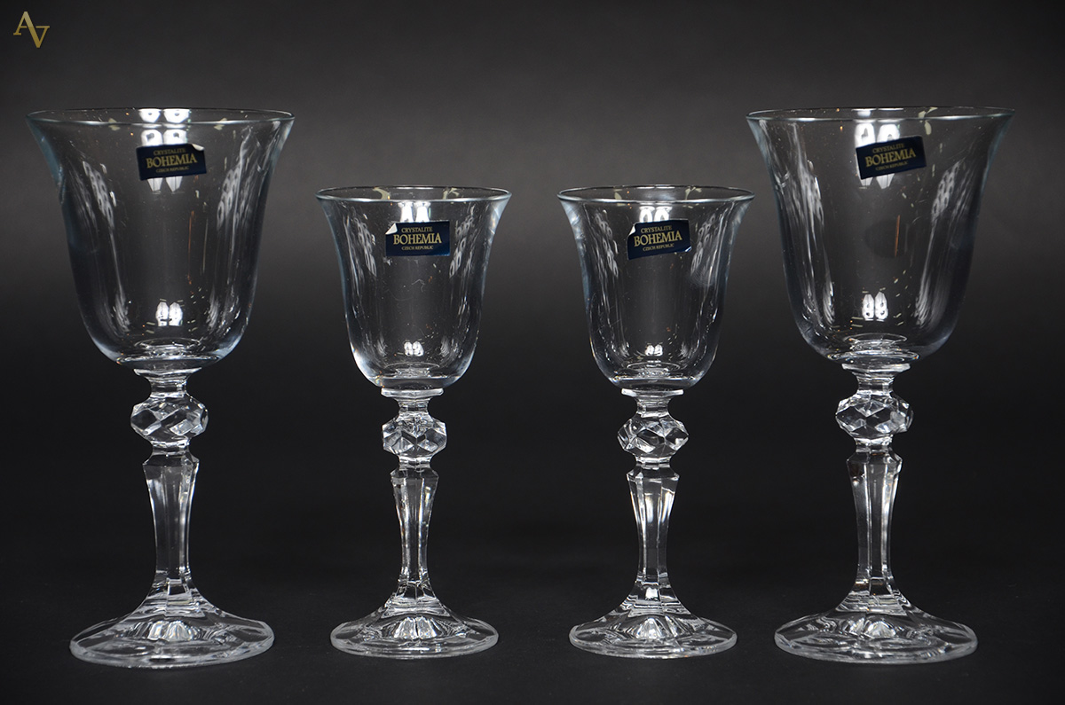 Doze cálices de cristal da Bohemia sendo 6 para vinho e 6 para água.