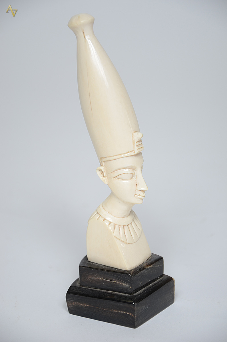 Escultura de marfim representando faraó. Altura total 19 cm. - foto 1 de 2