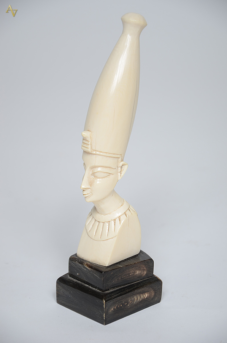 Escultura de marfim representando faraó. Altura total 19 cm. - foto 2 de 2