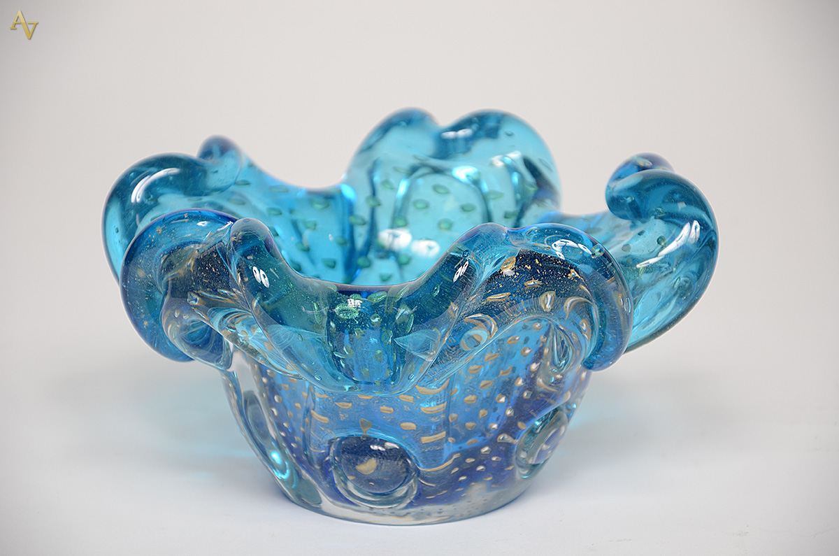 Bowl de murano azul claro com pó de ouro. Altura 12 cm.