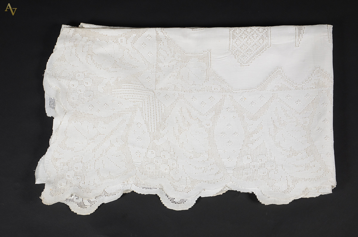 Toalha de linho branco com labirinto. Medidas 2,70 x 1,60 m.