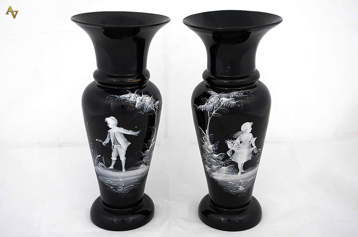 MARY GREGORY - Par de vasos americanos de vidro negro com figuras...
