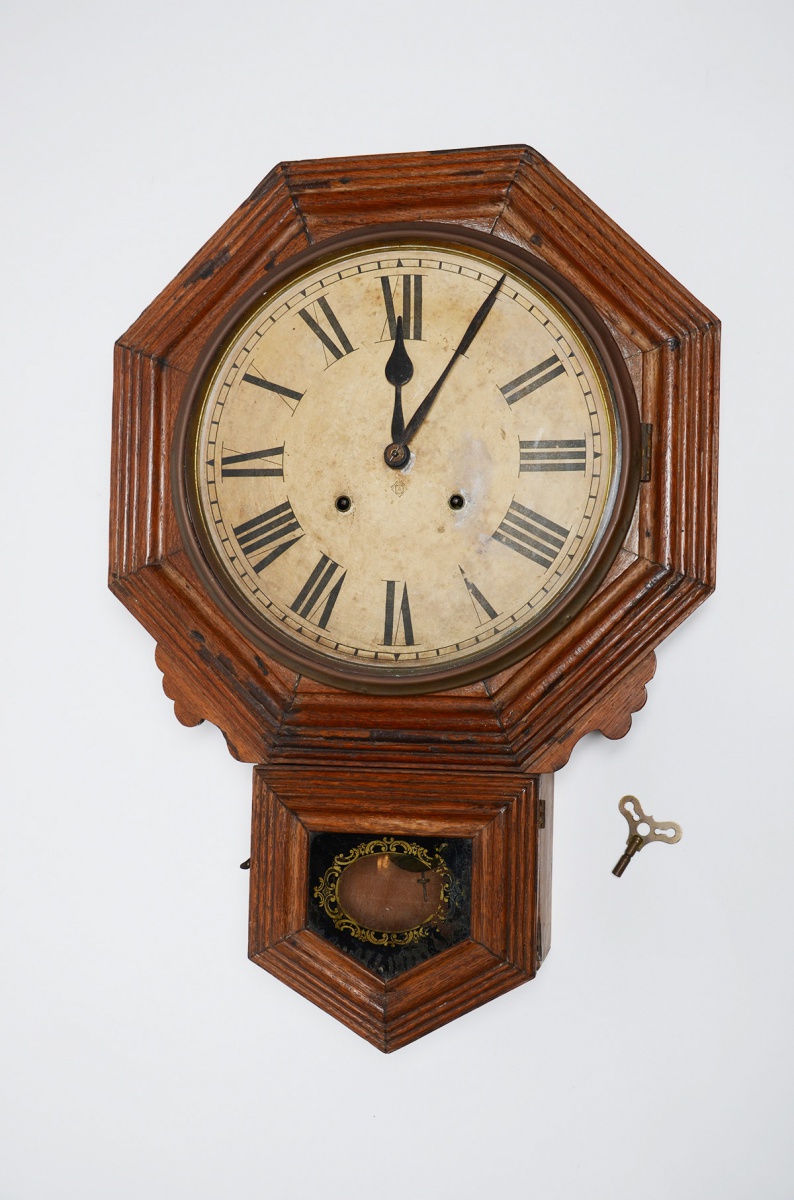 Relógio de parede ANSONIA feitio oitavado, funcionando. Altura 61 cm.