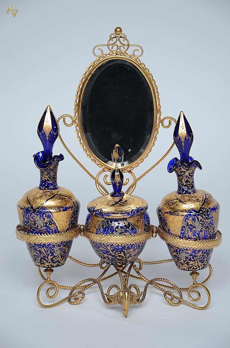 Conjunto de toalete com armação de metal dourado , espelho e tres...