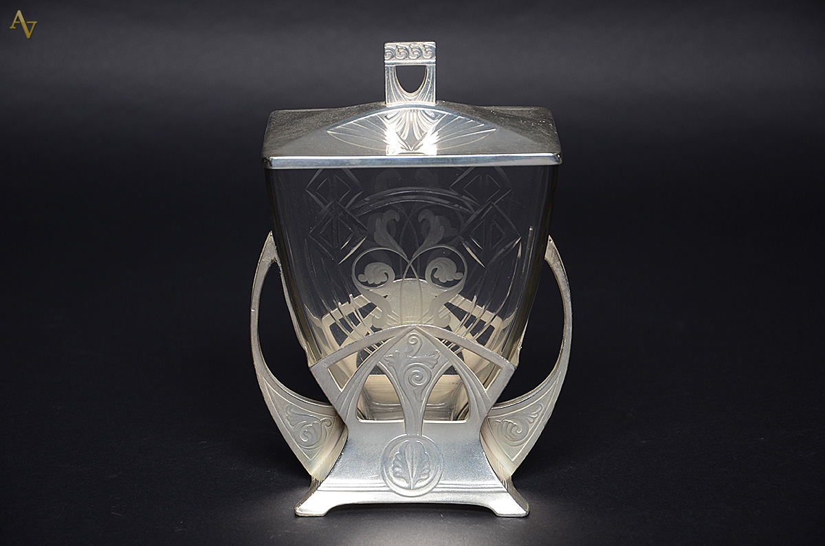 Bomboniere de cristal e metal WMF. Altura 21 cm.