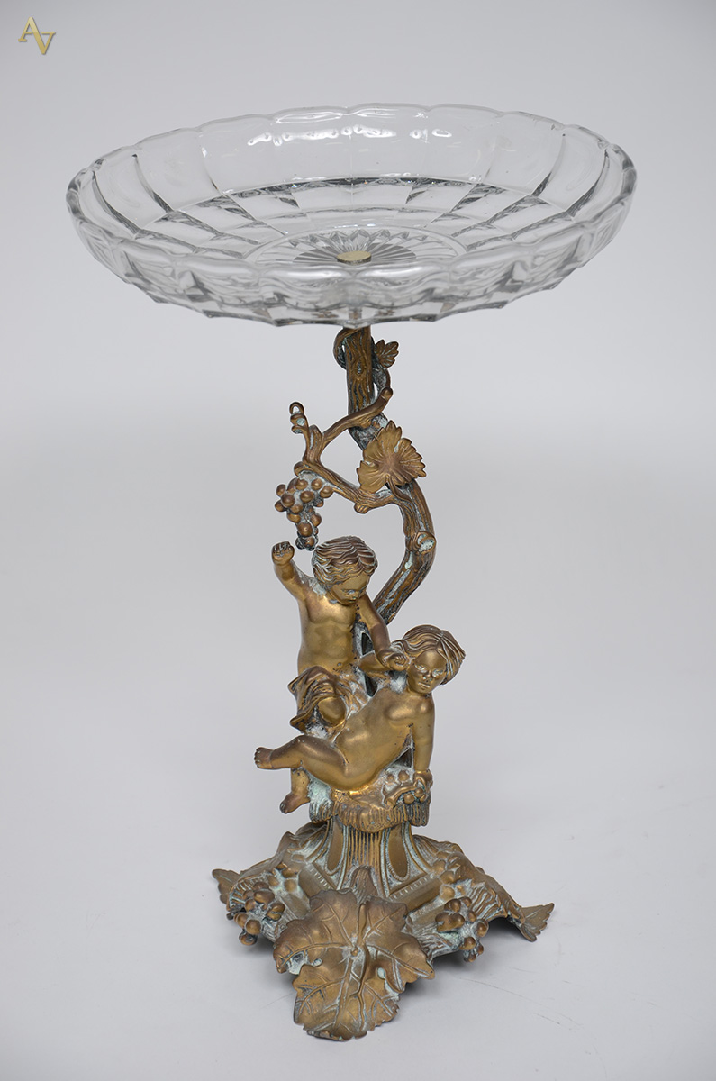 Fruteira com base de bronze com crianças em relevo, prato de cristal...