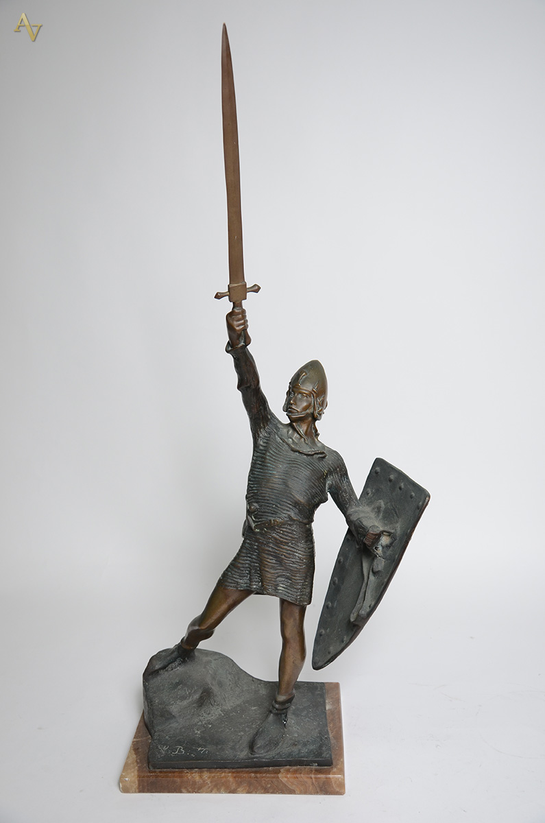 Escultura de bronze representando soldado, assinado. Altura 1m. - foto 1 de 3
